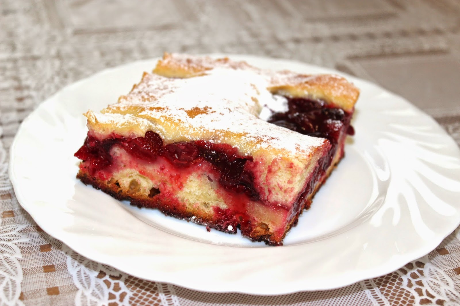 Пирог с вишней и грецкими орехами